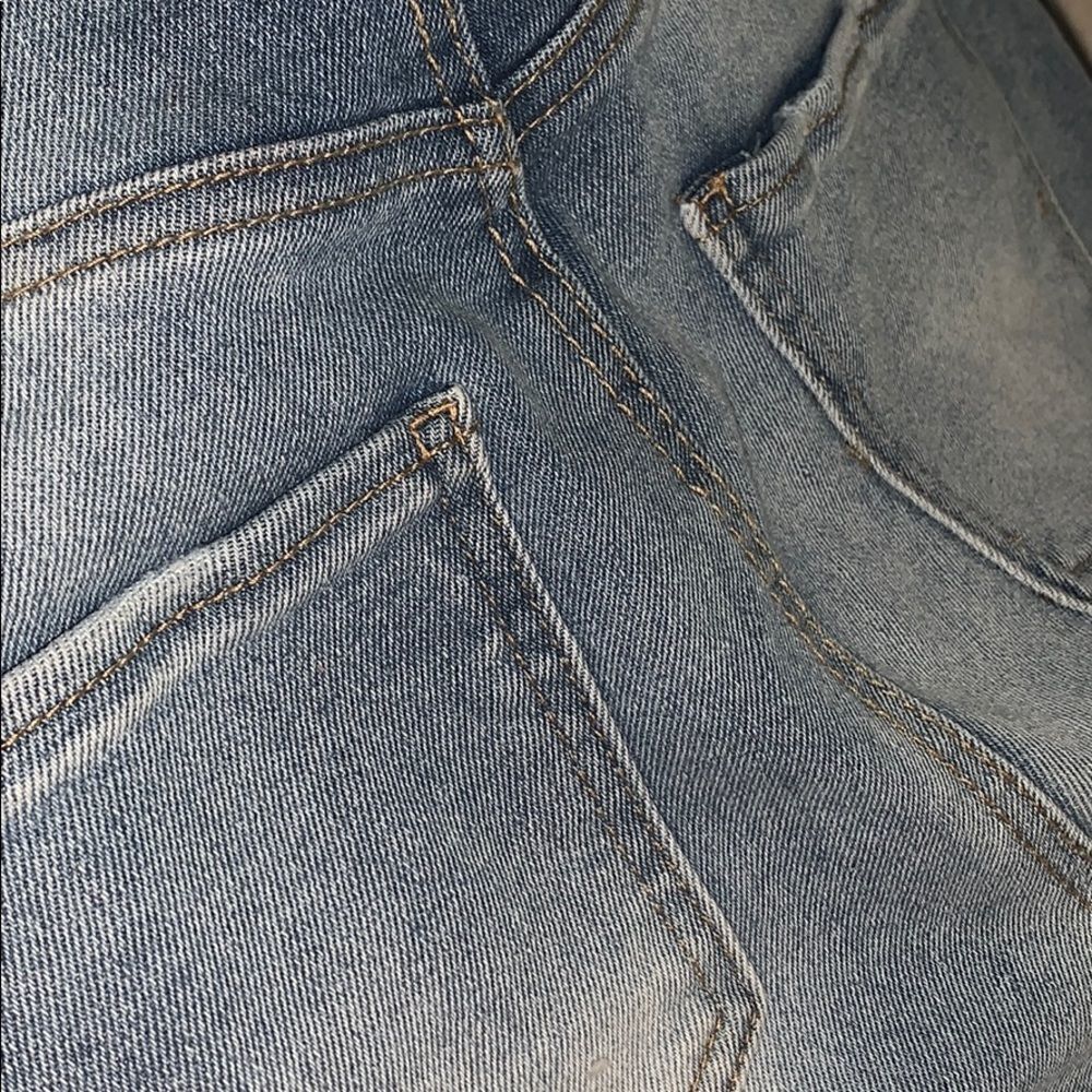 Light wash capris - Picture 5 of 7